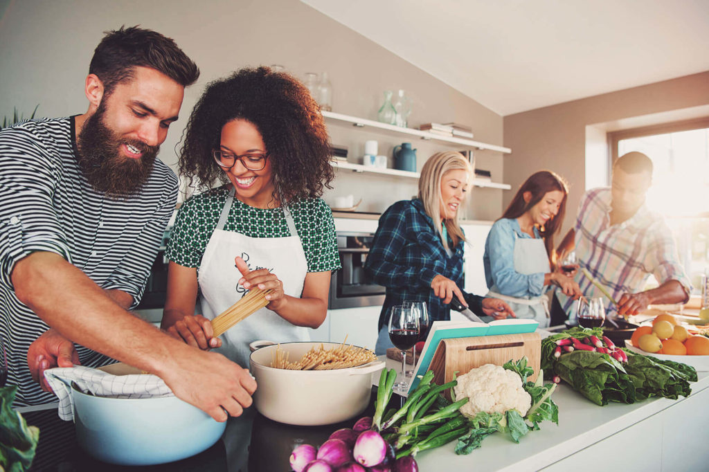 Freunde die zusammen kochen