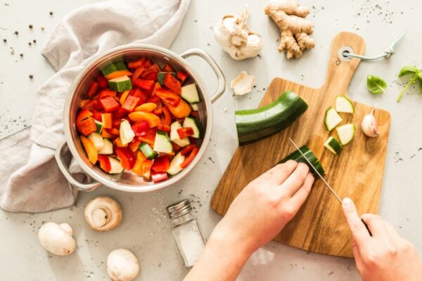 Diät & Keto Kochboxen zum Abnehmen - shutterstock 1034866882 Custom e1660575745120 jemand kocht ein Gericht mit viel Gemüse