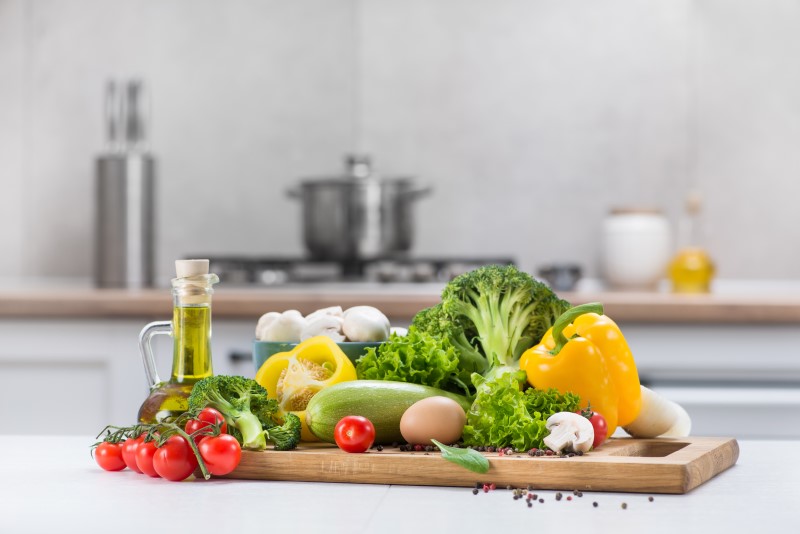 HelloFresh Alternativen - shutterstock 1583348419 Custom Gemüse aus einer Kochbox auf einem Schneidebrett