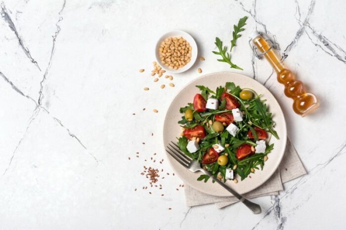 Diät & Keto Kochboxen zum Abnehmen - shutterstock 1909031530 Custom e1660575535859 Salat auf einem Teller