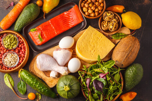 Keto Cycle Kosten - Hnet.com image 5 1 e1660835487472 Ketogene Lebensmittel auf dunklem Tisch