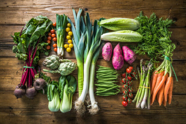 HelloFresh Alternativen - rsz 1shutterstock 409633858 e1660836981721 Gemüse auf Holztisch
