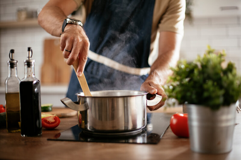 Lieferdienst Leipzig - rsz shutterstock 1897472008 Person rührt in Kochtopf