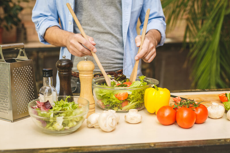 Der HelloFresh Gutschein zum Schulanfang - rsz shutterstock 1215640717 Person rührt Salat um