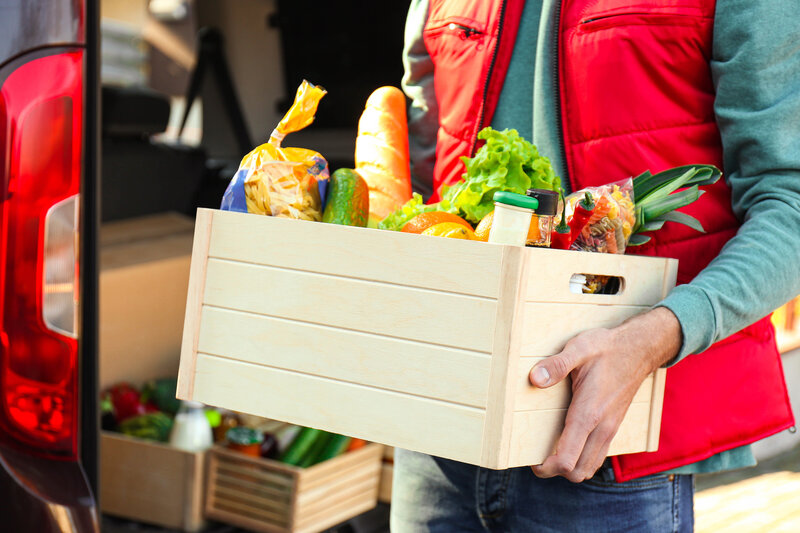 Person mit Box gefüllt mit Lebensmitteln