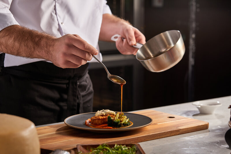 Thermomix geeignete Kochboxen - rsz shutterstock 1927957907 Person träufelt Soße über Teller