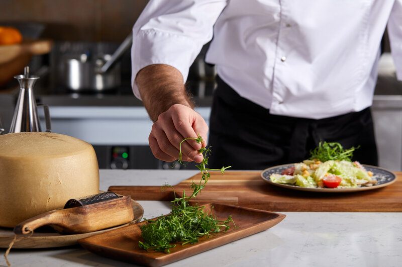 Wie viel Zeit sparen Kochboxen? - rsz shutterstock 1927958177 Person beim Kochen