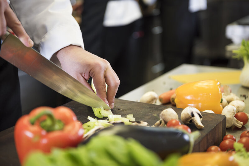 Wie viel Zeit sparen Kochboxen? - rsz shutterstock 408556336 Person schneidet Gemüse