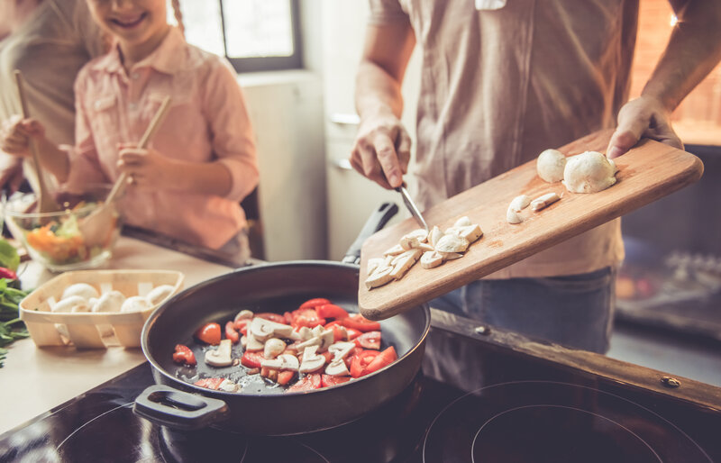Thermomix geeignete Kochboxen - rsz shutterstock 556492795 Person fügt Pilze in Pfanne hinzu