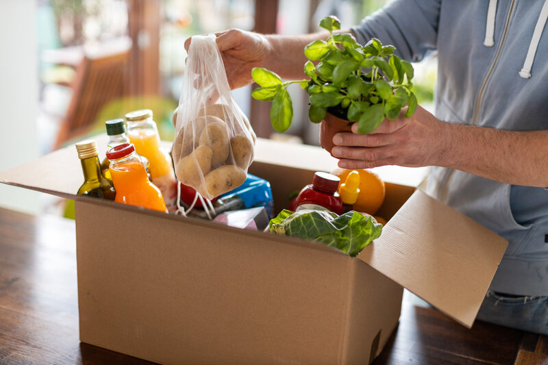 HelloFresh Probierbox - rsz shutterstock 1716491959 Person packt Essensbox aus