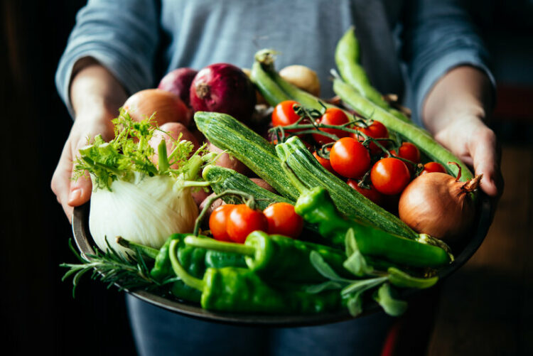 Der HelloFresh Gutschein zum Schulanfang - rsz shutterstock 408989071 1 e1660826985532 Person trägt Gemüse