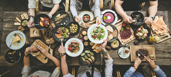 Was sind Gourmet Kochboxen? - rsz shutterstock 467823869 gemeinsames Abendessen