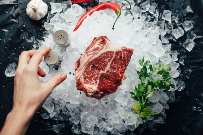 Bofrost - victoria shes WxNCLEKq4 Y unsplash e1661104831478 Rohes Fleisch auf Eis