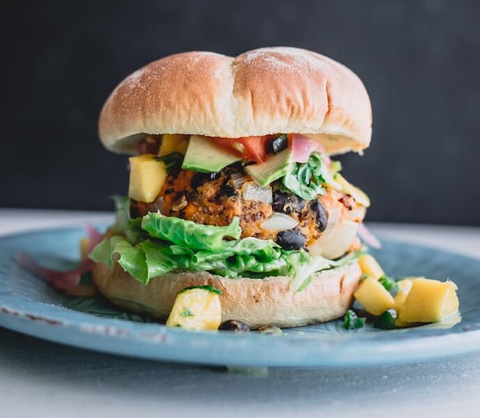 Vegane Städte Deutschlands - deryn macey kPLccIMtS8E unsplash 1 e1670881887597 veganer Burger